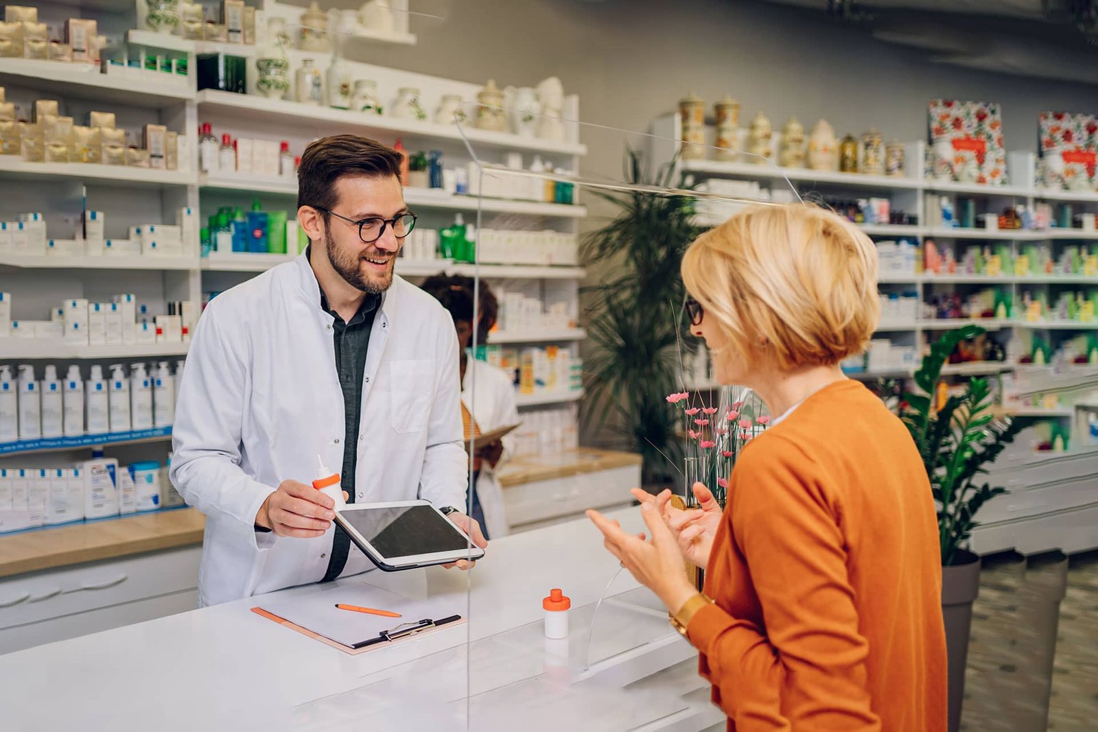 Farmacéutico sugiriendo producto a cliente